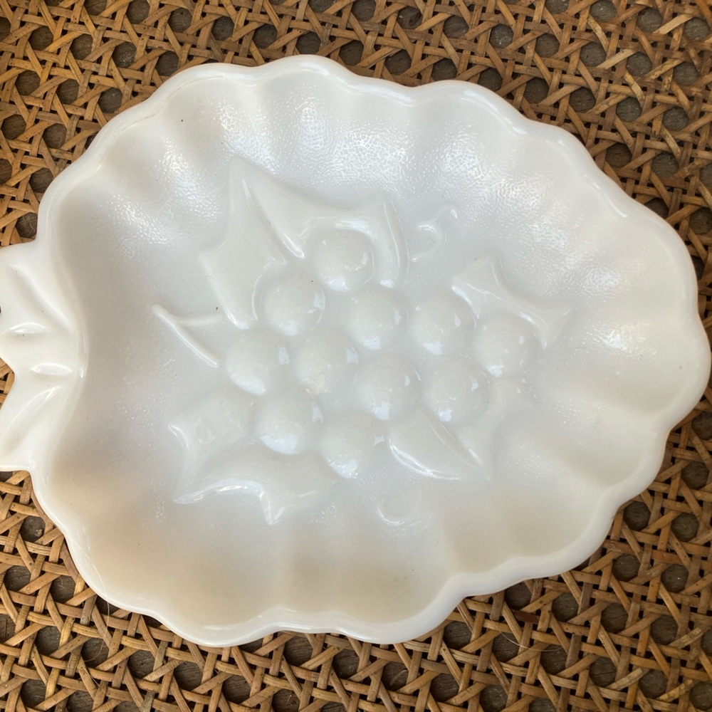 Hazel Atlas Milk Glass Grape Cluster Trinket/Soap Dish - Picture 7 of 10